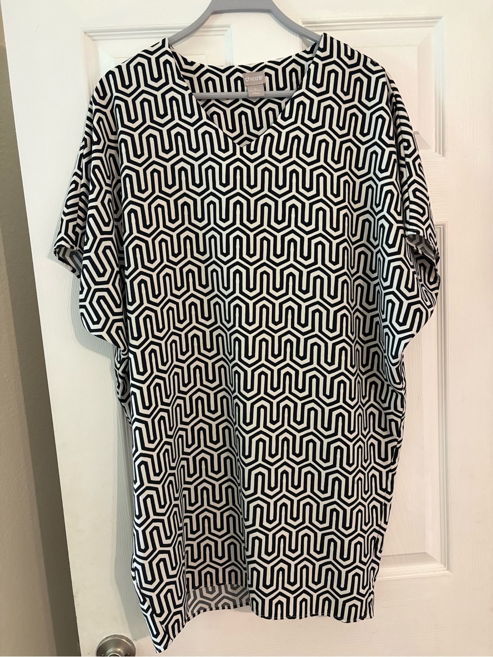 Chico's Black White Geometric Print V-Neck Dolman Sleeve Shift Dress Size 2 / L